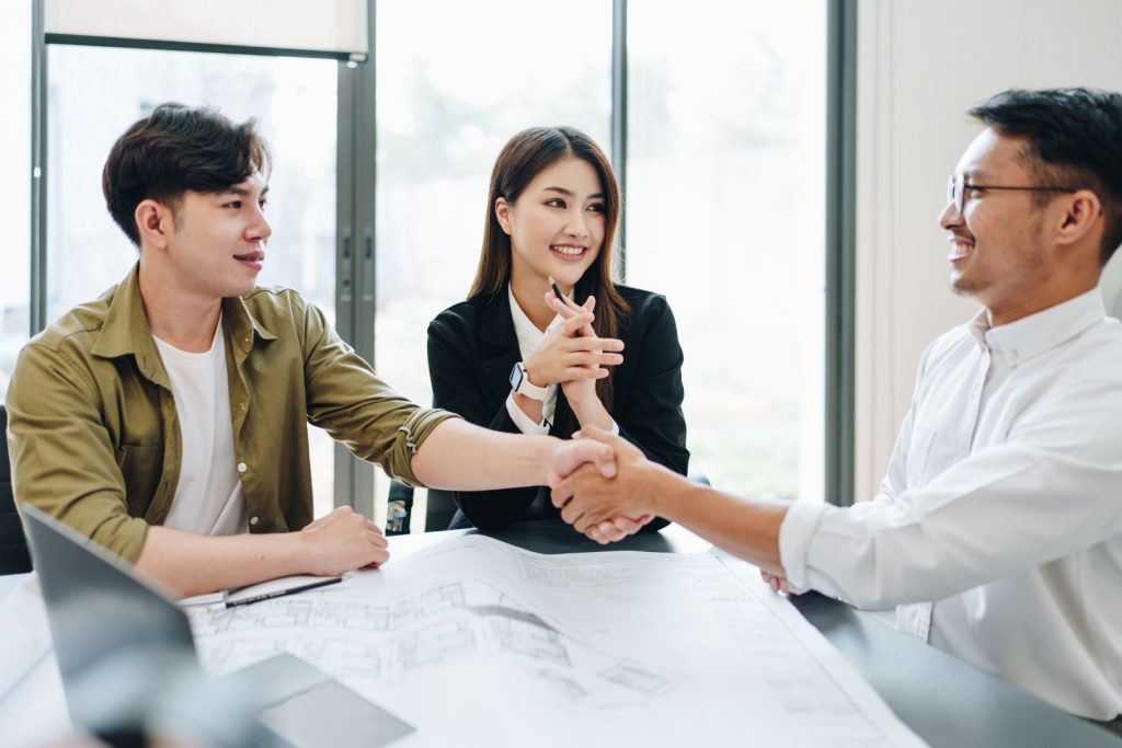 ทีมที่ปรึกษาการตลาด Top Reach Marketing กำลังพูดคุยและจับมือตกลงธุรกิจเกี่ยวกับการใช้กลยุทธ์ Product-Led Growth (PLG) เพื่อเปลี่ยนสินค้าให้เป็นเซลล์แมน