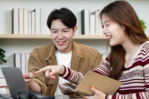 ผู้เริ่มต้นเรียนรู้การวางกลยุทธ์ Flywheel Marketing จากศูนย์ สู่การเติบโตของธุรกิจผ่านการวิเคราะห์ข้อมูลบนแล็ปท็อป