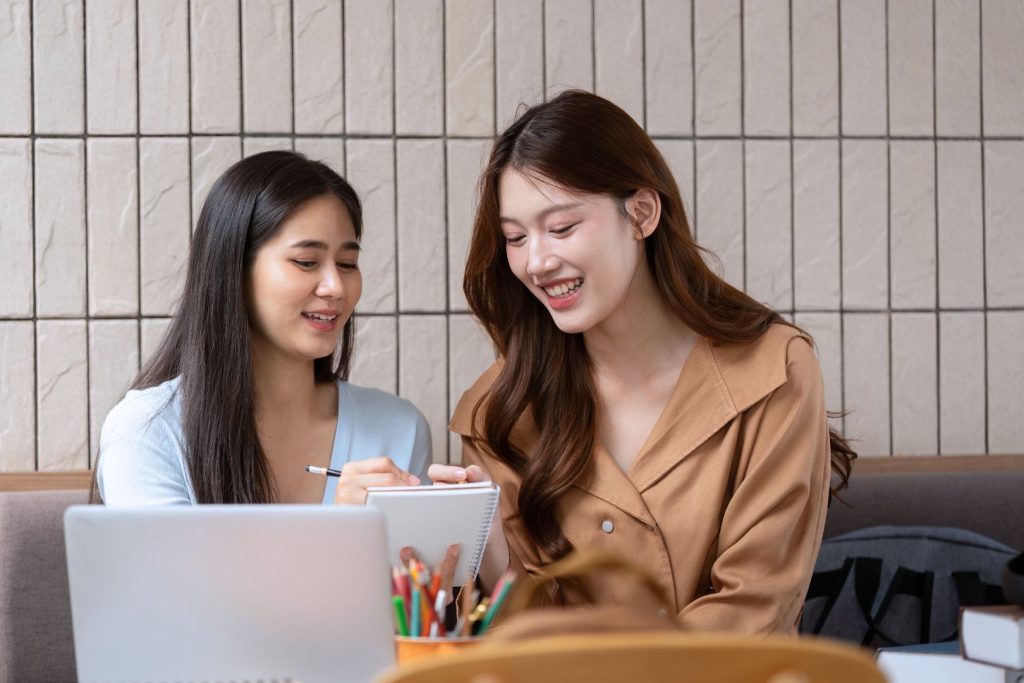 ทีมการตลาด Top Reach Marketing กำลังวิเคราะห์ข้อมูลและวางแผนจัดสรรงบประมาณเชิงกลยุทธ์ตามหลัก Marginal Return On Investment