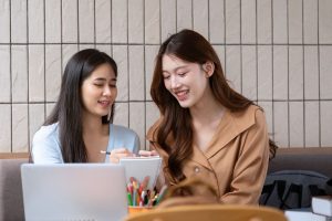 ทีมการตลาด Top Reach Marketing กำลังวิเคราะห์ข้อมูลและวางแผนจัดสรรงบประมาณเชิงกลยุทธ์ตามหลัก Marginal Return On Investment
