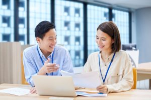 ที่ปรึกษาการตลาดจาก Top Reach Marketing กำลังพูดคุยและสร้างความเชื่อมั่นในฐานะ Growth Partner ให้กับลูกค้าธุรกิ