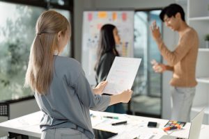 ทีมงาน Top Reach Marketing กำลังระดมสมองและวางแผนกลยุทธ์ Purpose-Driven Marketing เพื่อสร้างจุดยืนของแบรนด์ให้มัดใจกลุ่ม Gen Z