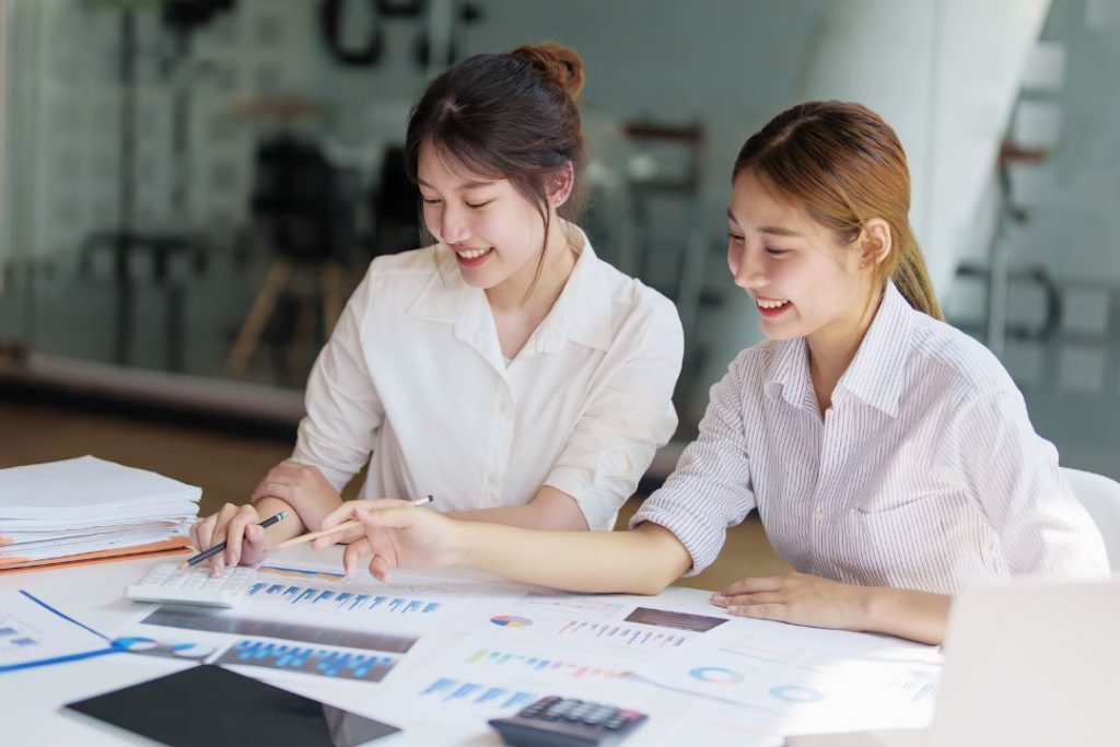 ผู้เชี่ยวชาญด้านการทำ Brand Eqiuty กำลังประเมินความเป็นไปได้ในการควบรวมกิจการ