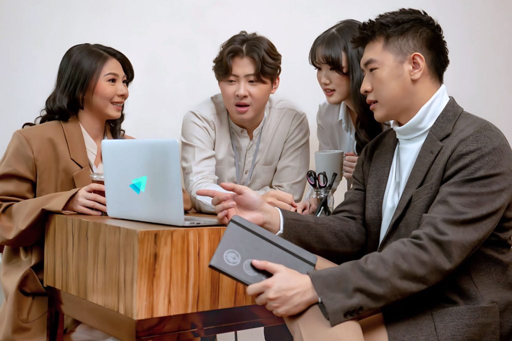 ทีมผู้เชี่ยวชาญจาก Top Reach Marketing กำลังใช้ Cohort Analysis วิเคราะห์ข้อมูลบนแล็ปท็อปเพื่อวัดประสิทธิภาพการรักษาลูกค้าและลด Churn Rate