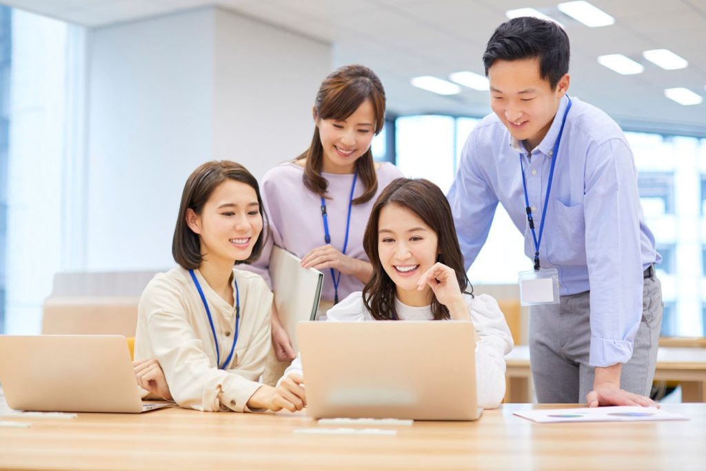 ทีมการตลาด Top Reach Marketing กำลังใช้ Data Segmentation ขั้นสูงบนแล็ปท็อปเพื่อวางแผนกลยุทธ์ Personalization at Scale มัดใจลูกค้าและเพิ่ม Conversion